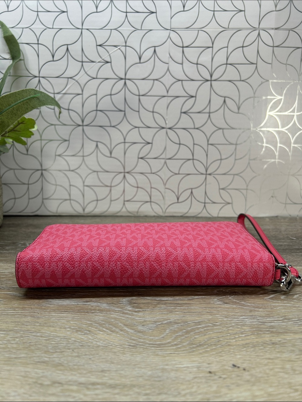 7239 Michael Kors Pink MK Signature Zip-Around Wristlet Wallet 437239 - Picture 3 of 12